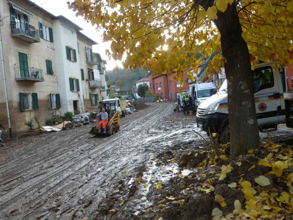 Mezzi di soccorso su strade fangose