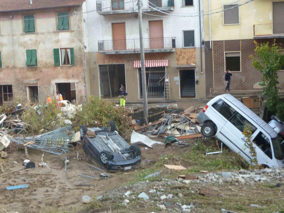 Auto ribaltate dall’alluvione