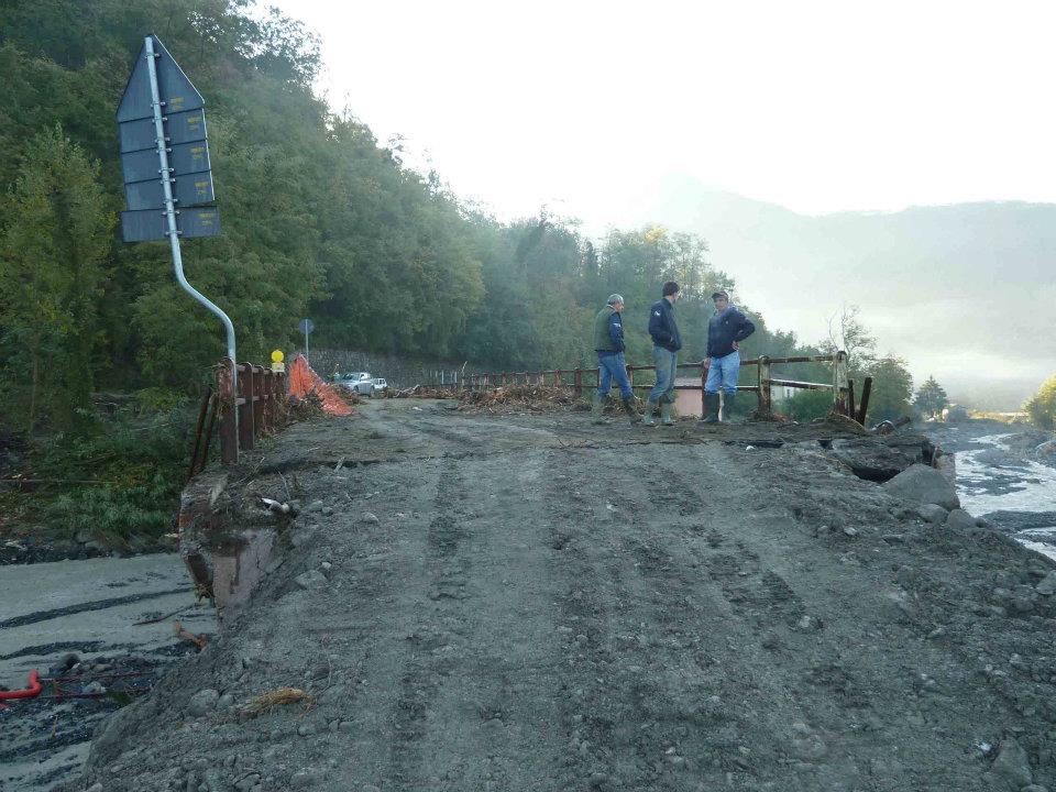 Ponte verso Pieve di Zignago distrutto