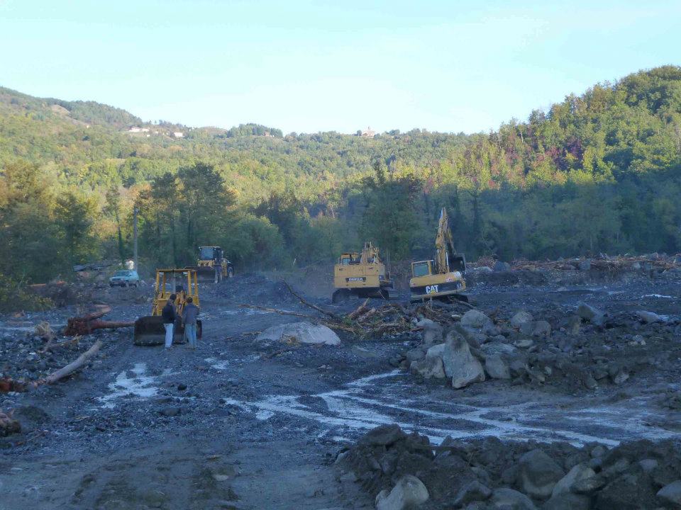 Ruspe al lavoro sul letto del fiume