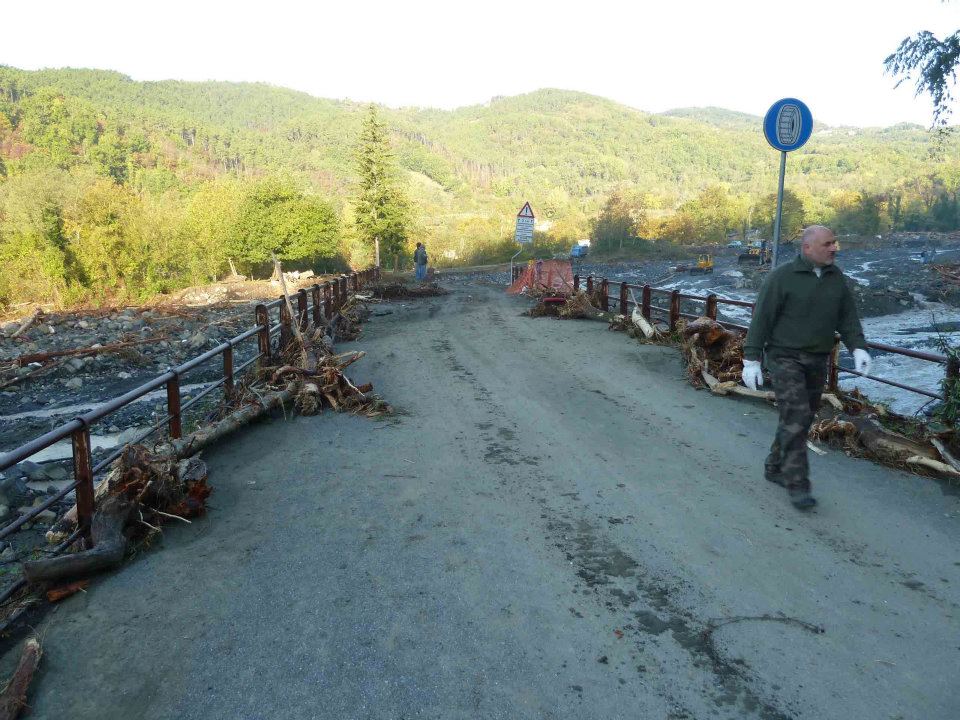 Fiume in piena sovrasta il ponte