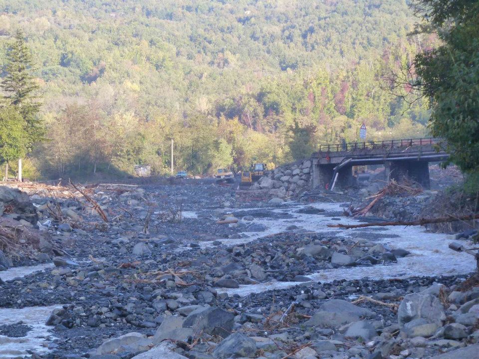 Ponte cancellato dal fiume