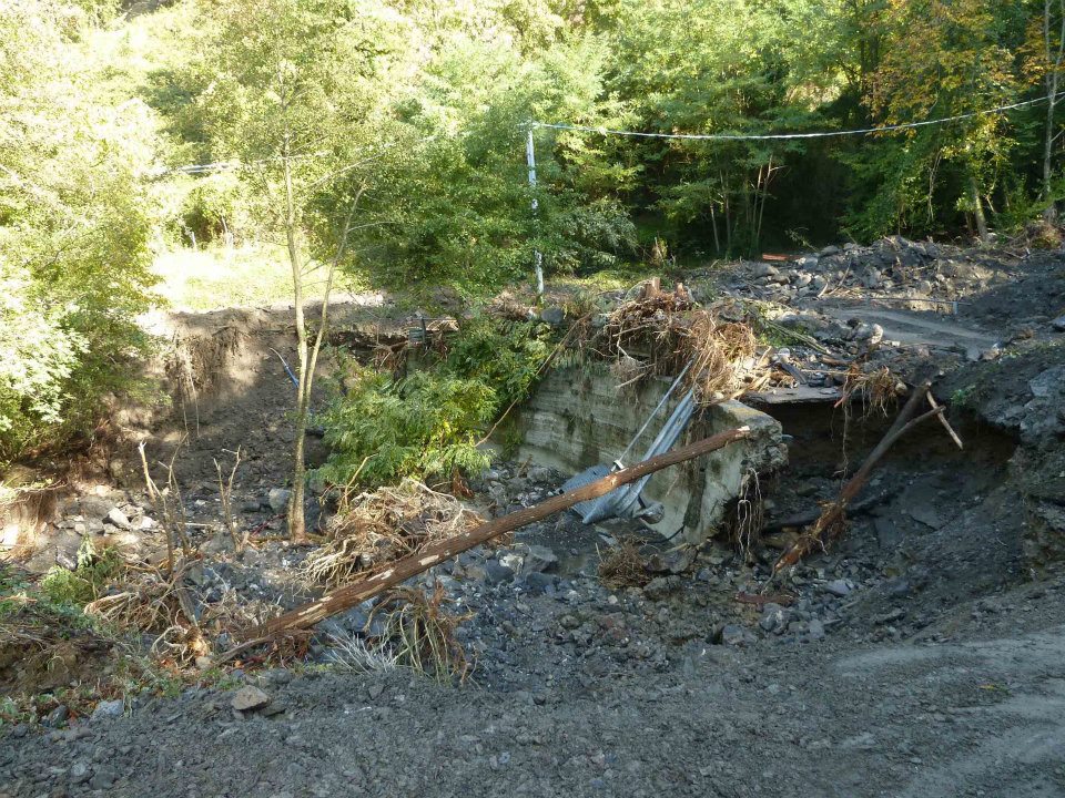 Strada bloccata da pietre e tronchi