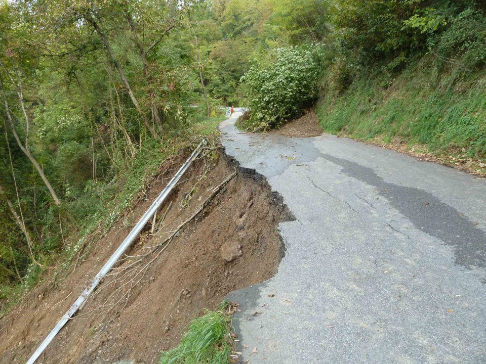 Strada cede per la frana